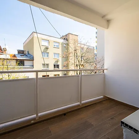 Modern 1 Bdr With Balcony *