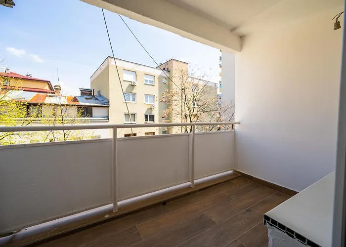 Modern 1 Bdr With Balcony *